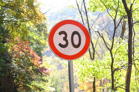 路边限速标志背景图片
