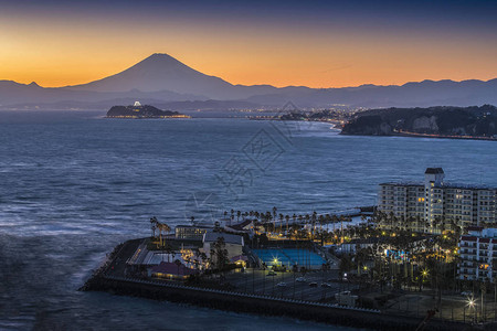 夕阳下的相模湾和富士山图片