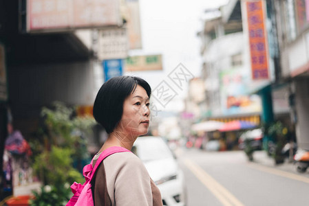 亚洲旅行的成年亚洲女在传统市图片