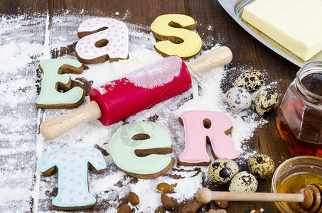 以字母EEASTER和鸡蛋的形式写成的自制饼干在图片