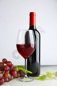 桌上有葡萄酒和新鲜葡萄的组合物图片