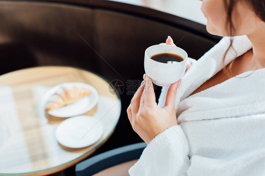穿着浴袍的女人拿着咖啡的剪影图片