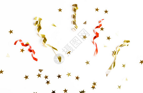 金色飘带免扣庆典派对背景概念与金色和红色彩纸屑彩带生日圣诞节的概念俯视图背景