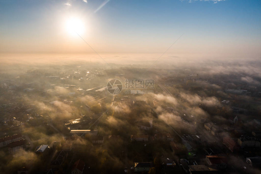 城市上空美丽日出的空中景象雾中之图片