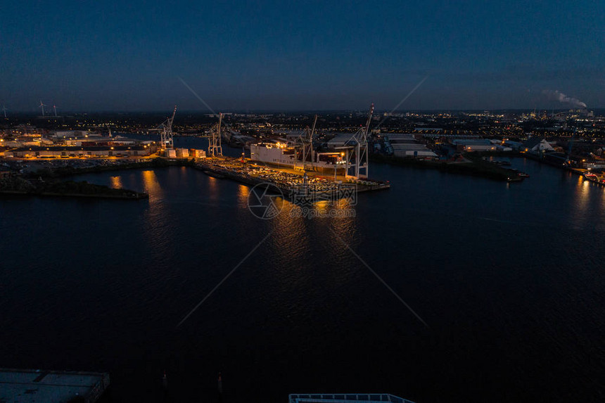 德国汉堡港大型货轮装载集装箱的空中景象图片