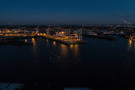 德国汉堡港大型货轮装载集装箱的空中景象图片