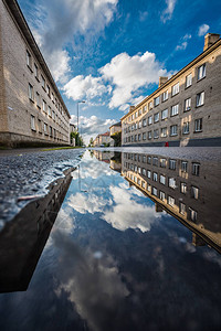 爱沙尼亚雨后以水反射的街道夏雨城市风景背景图片