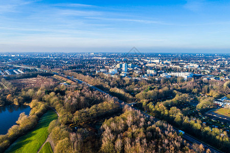 德国汉堡秋天公园的空中景象自然景观绿草图片