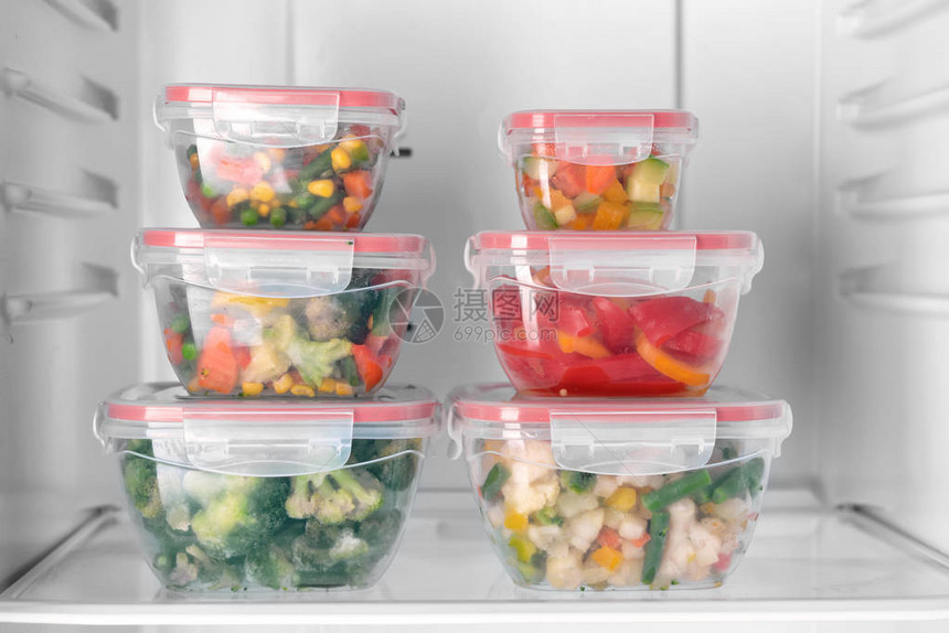 冰箱里装有冷冻蔬菜的容器图片