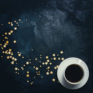 一杯咖啡和深蓝色背景上的星背景图片