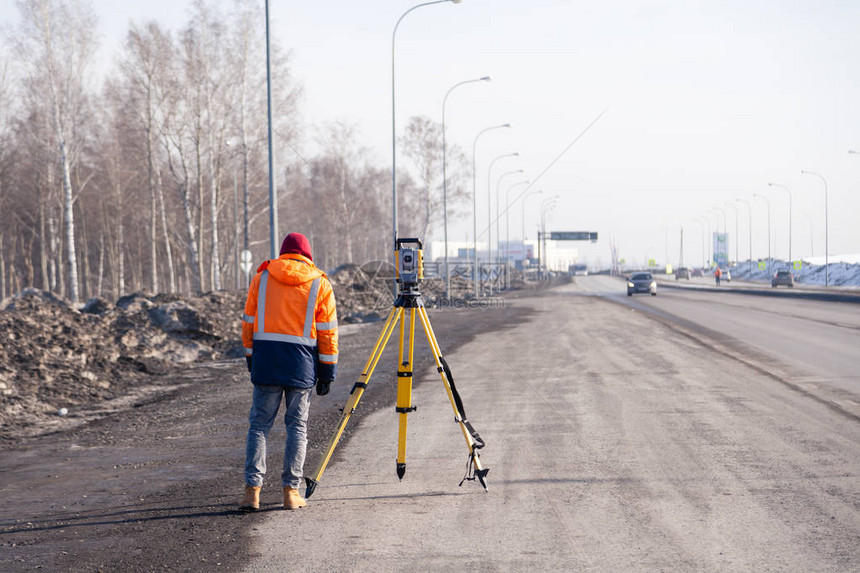 俄罗斯克麦罗沃20190315土地和建筑测量仪设备Geodesist控制全站仪经纬仪设备测绘建筑基图片