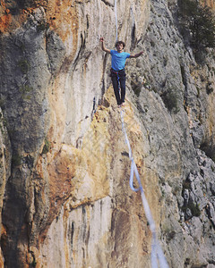 男人在冒险与挑战的绳子概图片