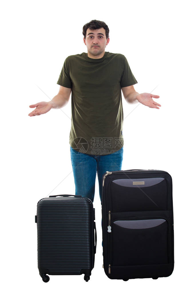 站在他的行李后面的困惑的年轻旅行者的全长肖像不知道该去哪里有问题被隔绝在白色背景的图片