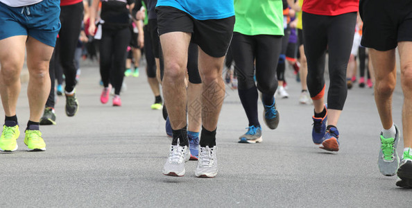 城市马拉松赛跑者的腿图片