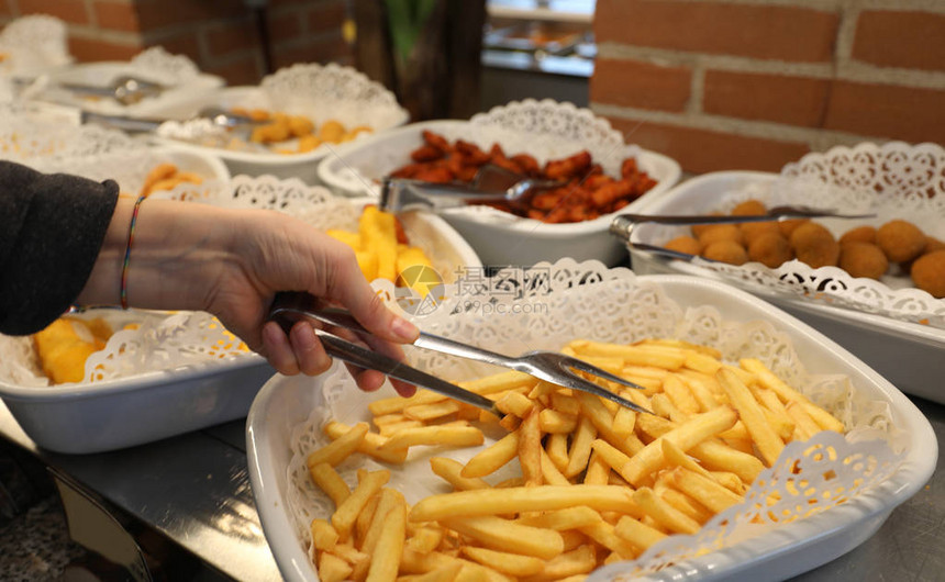 配有薯片和更多食品的自助餐厅以及一图片