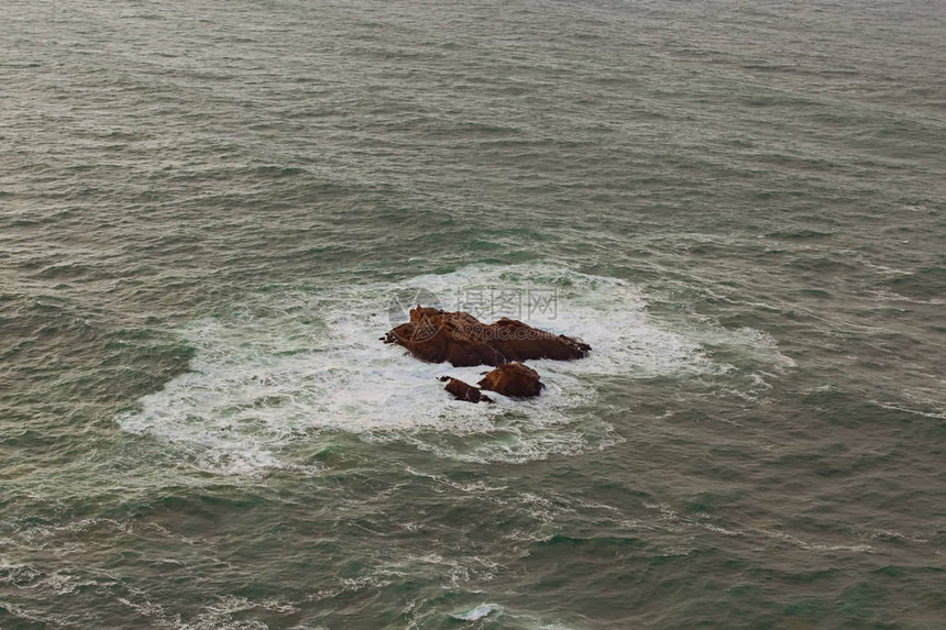大西洋海浪撞击了罗卡角加波达罗卡的岩石图片