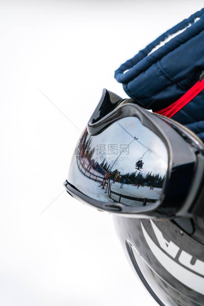 冬季山坡雪上留下的滑雪头盔手套图片