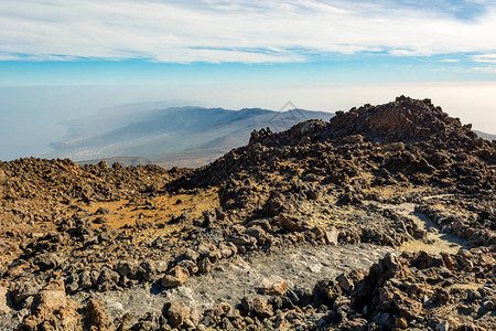 穿越壮观的火山风景图片