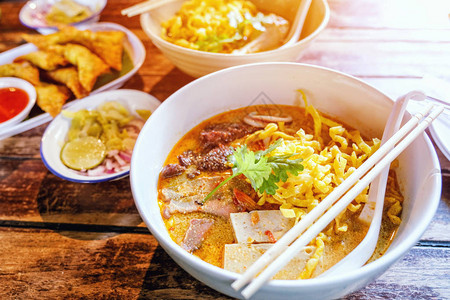 泰国北部咖喱面汤Khaosoi配鸡肉和辣味椰奶图片
