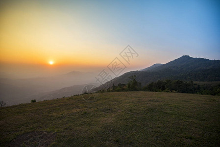 在山亚洲风景的五颜六色的天空日出图片