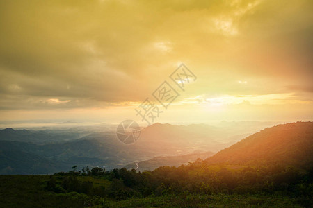 日出或日落在山自然景观黄色天空戏剧云彩背景的五图片