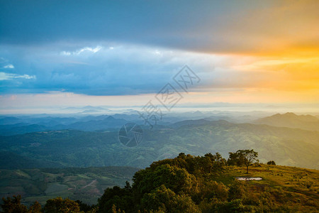 日出在山上自然美丽的风景五颜六色的天蓝色和黄色戏剧云彩希望图片