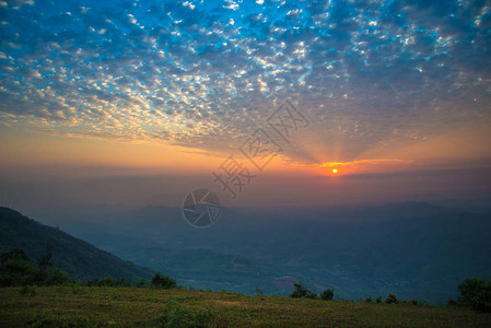 亚洲风景在山上日出自然的美丽多彩的天空蓝色图片