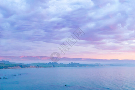 新西兰沿海面和山丘上空形成云层的Culu图片