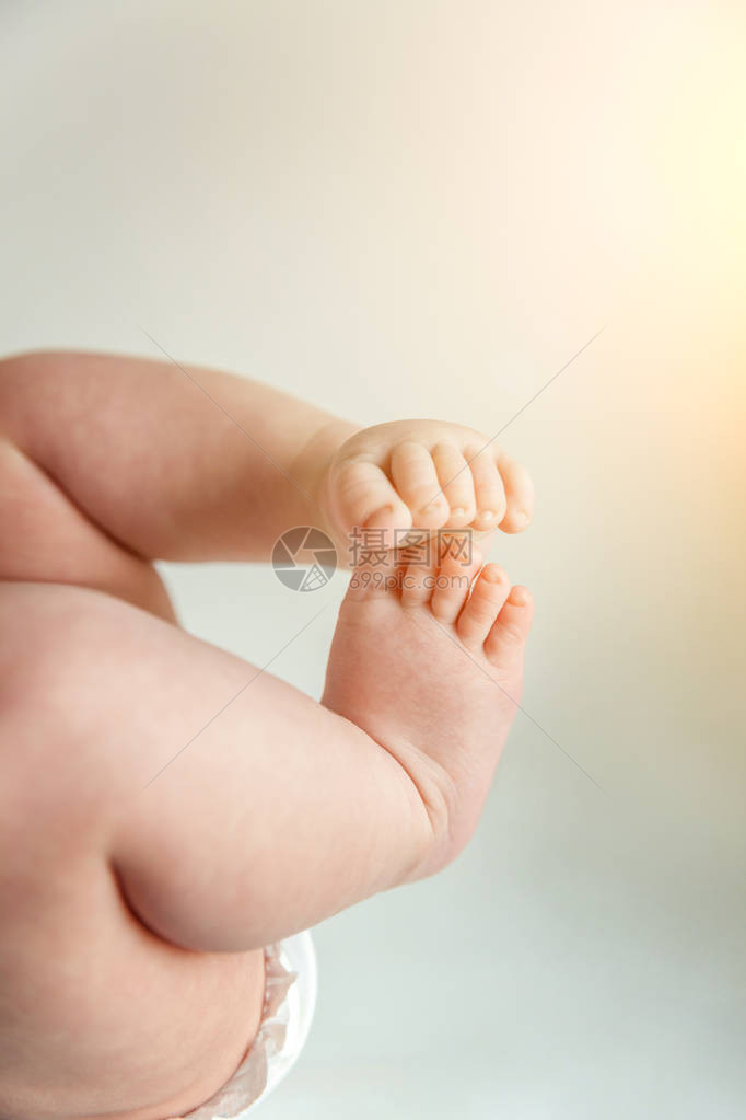 微小的新生婴儿男或女婴儿脚和趾在白色背景母亲抱着她刚出生的孩子家庭母柔情父母身图片
