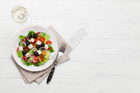 希腊沙拉加黄瓜番茄胡椒生菜洋葱奶酪和橄榄图片