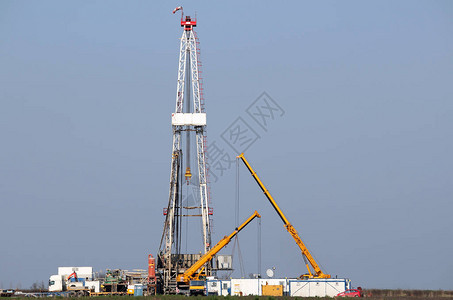 油田行业的陆地石油钻机和起重机图片