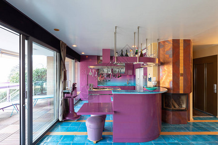 在豪华公寓里现代优雅的紫蓝色和蓝色厨图片