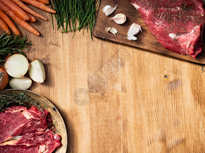剪切厨房板上一大块红肉图片