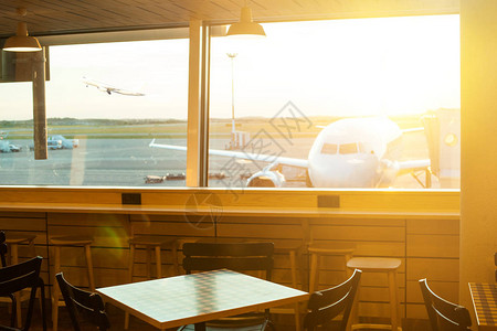 机场窗外一景等待航班停在机场的图片