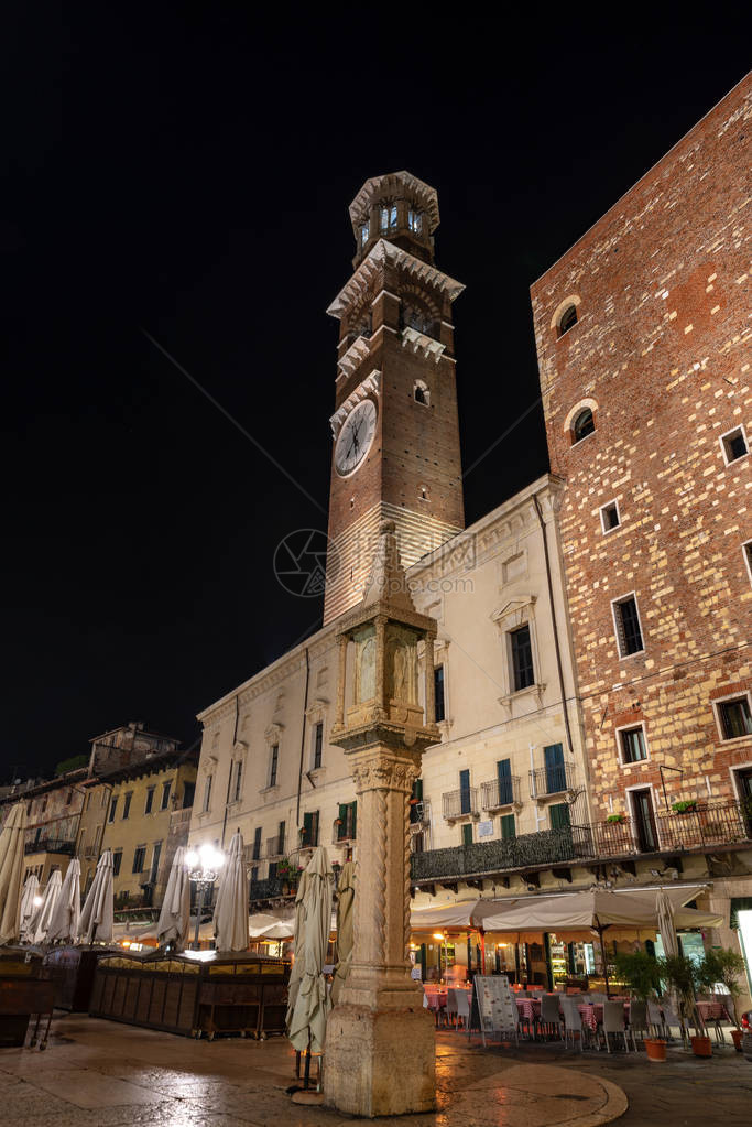 夜间PiazzadelleErbe和中世纪塔torredeiLamberti是教科文组织Verona遗址最古老的广场图片