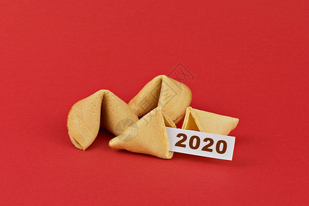 红背景的传统新年幸运饼干背景图片