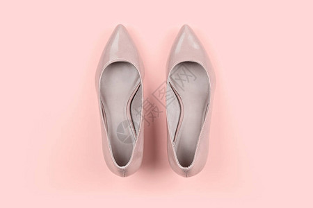 一双粉红色背景的米色经典女鞋国际妇女节图片