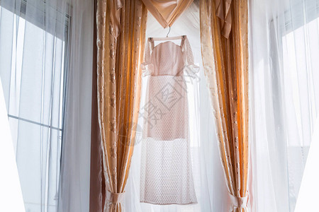 挂在客厅窗户上的婚纱照片图片