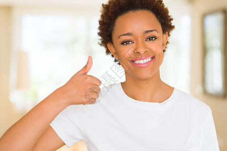 年轻美丽的非洲女穿着白色短袖圆领汗衫图片