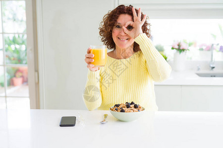 早上在家吃健康早餐的老妇人图片