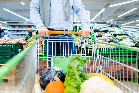 超市的人购物用蔬菜和杂货图片