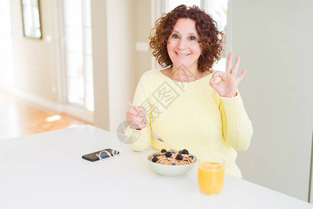 早晚在家吃健康早餐的年长妇女背景图片