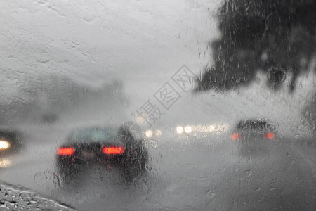 看见车挡风玻璃被雨覆盖的公路上图片