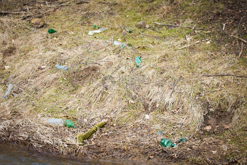 河流塑料污染水中的塑图片