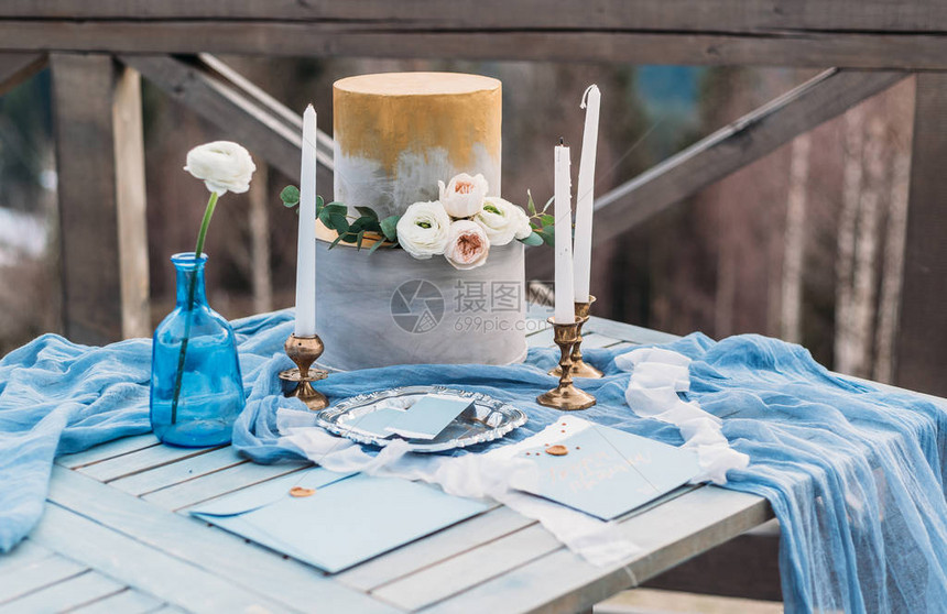 浪漫约会的豪华装饰的桌子和结婚蛋糕图片