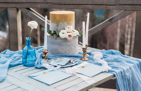 浪漫约会的豪华装饰的桌子和结婚蛋糕图片