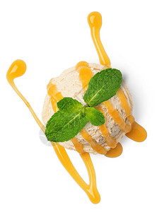 香草冰淇淋勺与焦糖酱隔离在白色背景图片