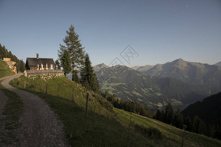 奥地利Zillettal带房屋和树图片
