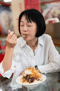 女人吃著名小吃刨冰图片