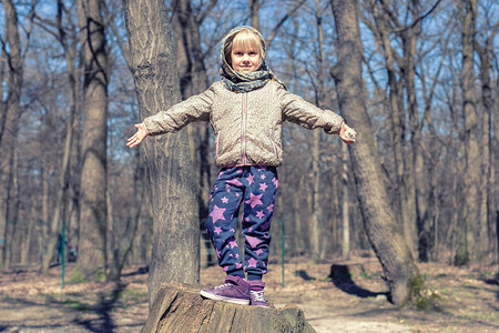 在户外玩得开心的金发小姑娘休闲运动的孩子穿戴和手帕从森图片